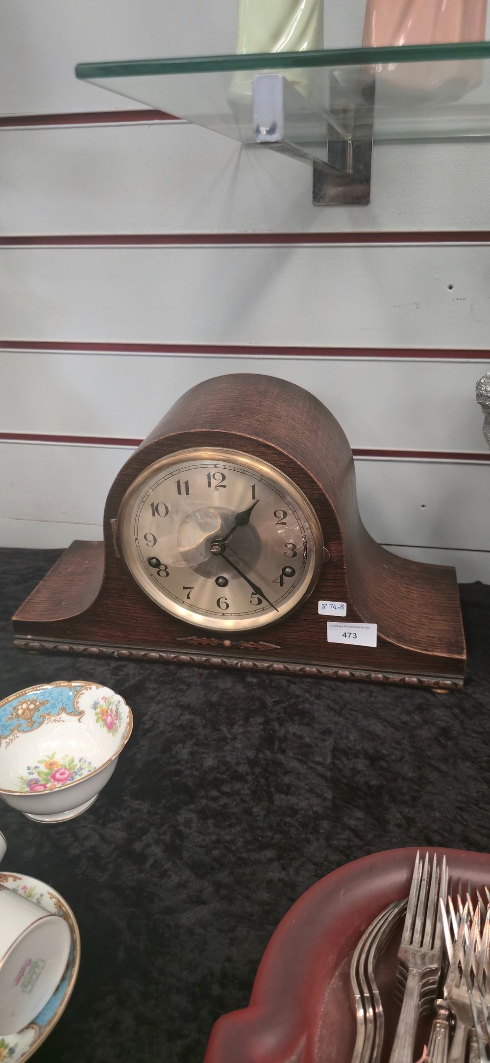 Lot 473: Eight day 1950s oak mantle clock
