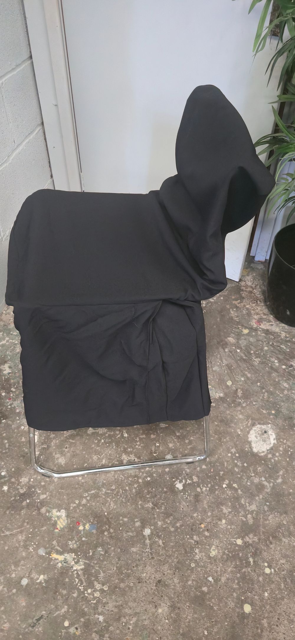 Lot 500: Box containing black chair covers approximately 25