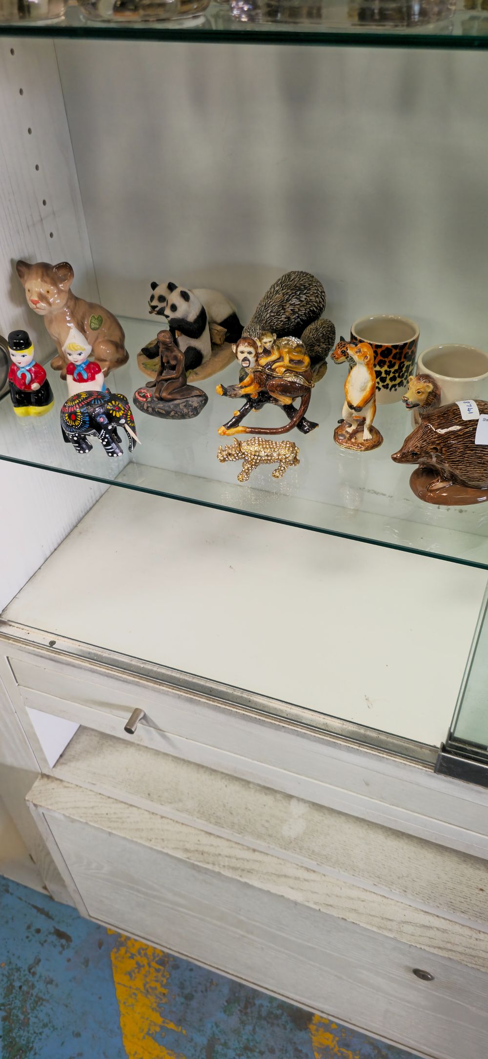 Lot 385: Selection of various pottery wear items, including Q...