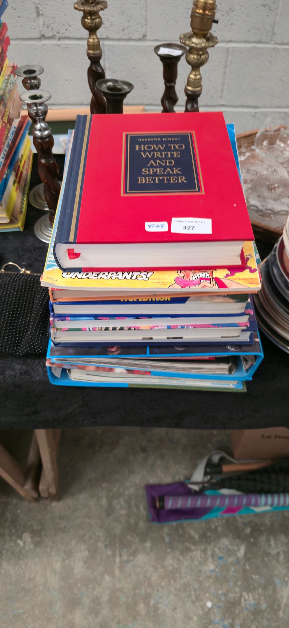 Lot 327: Selection of various 1980s books to Guinness book...