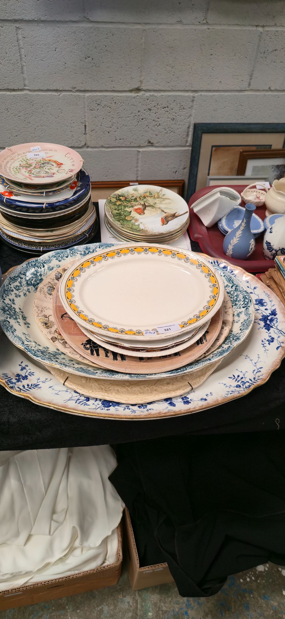 Lot 321: Selection of various large and medium-sized meat plates,...