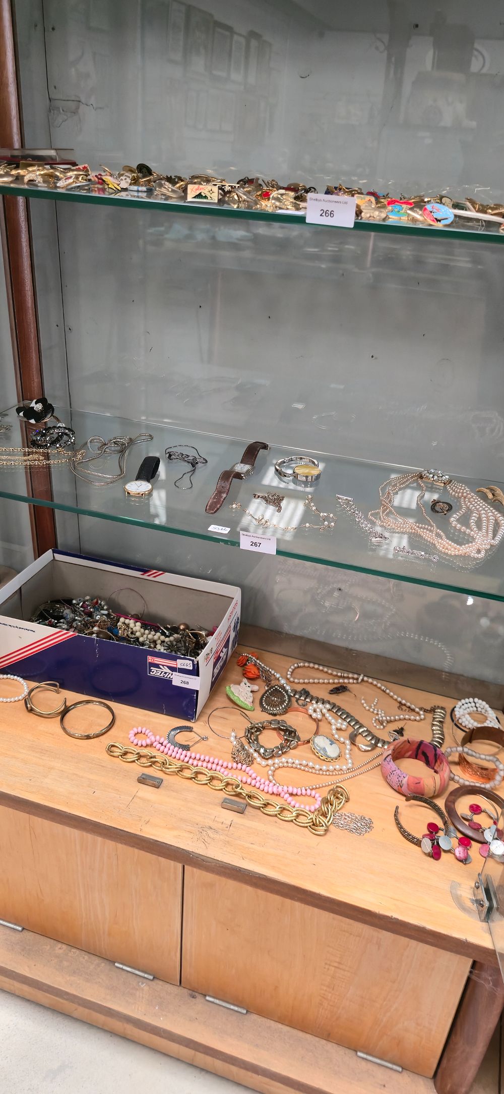 Lot 267: A selection of costume jewellery ware items with...
