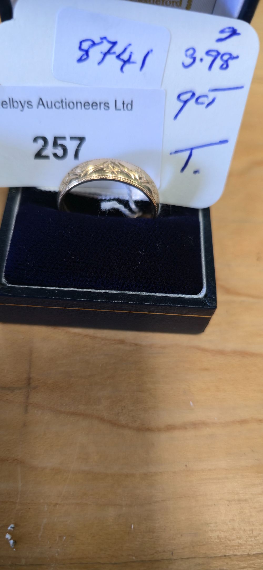 Lot 257: 9 carat gold, etched wedding band, size T,...