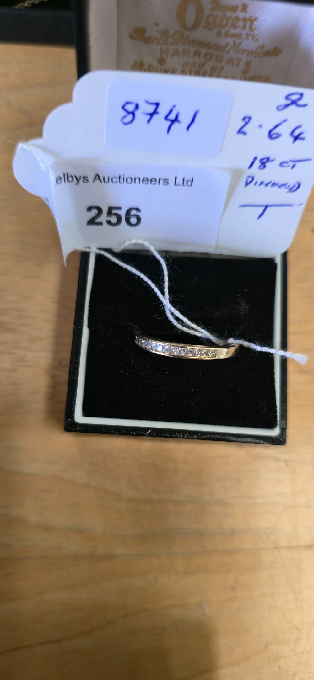Lot 256: 18 carat gold diamond inset ladies, ring size...