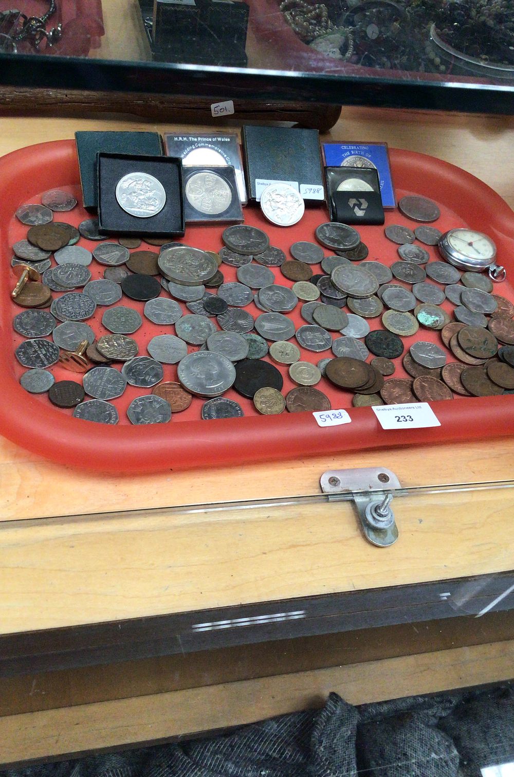 Lot 233: Collection of Assorted British and World Coins with Cased Items