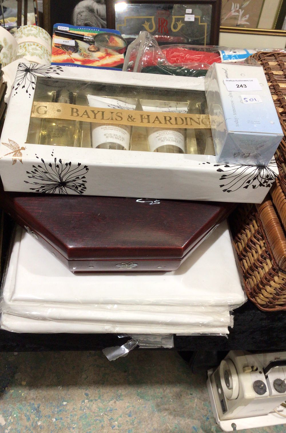 Lot 243: Baylis & Harding Sweet Mandarin & Grapefruit Gift Set with Perfume