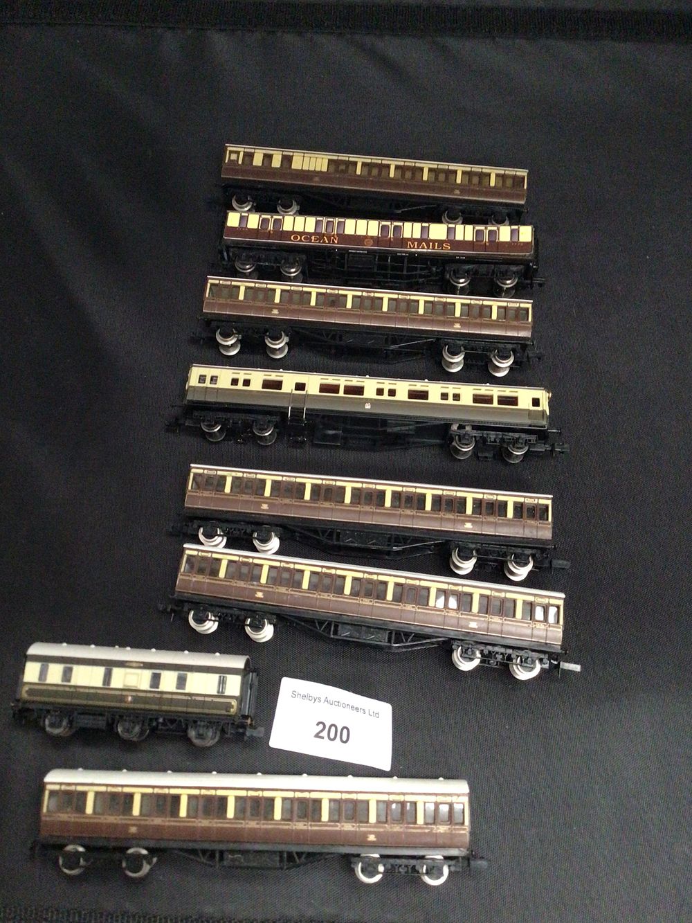 Lot 200: 8 Graham Farish N gauge GW livery coaches