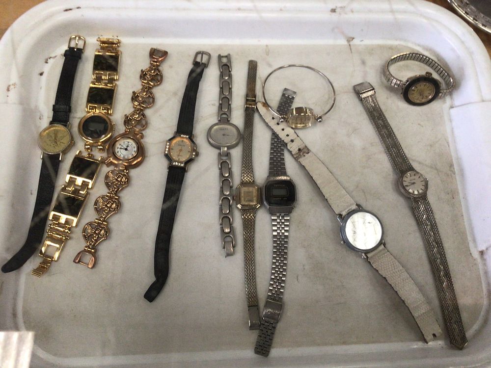 Lot 319: Tray containing various ladies watches