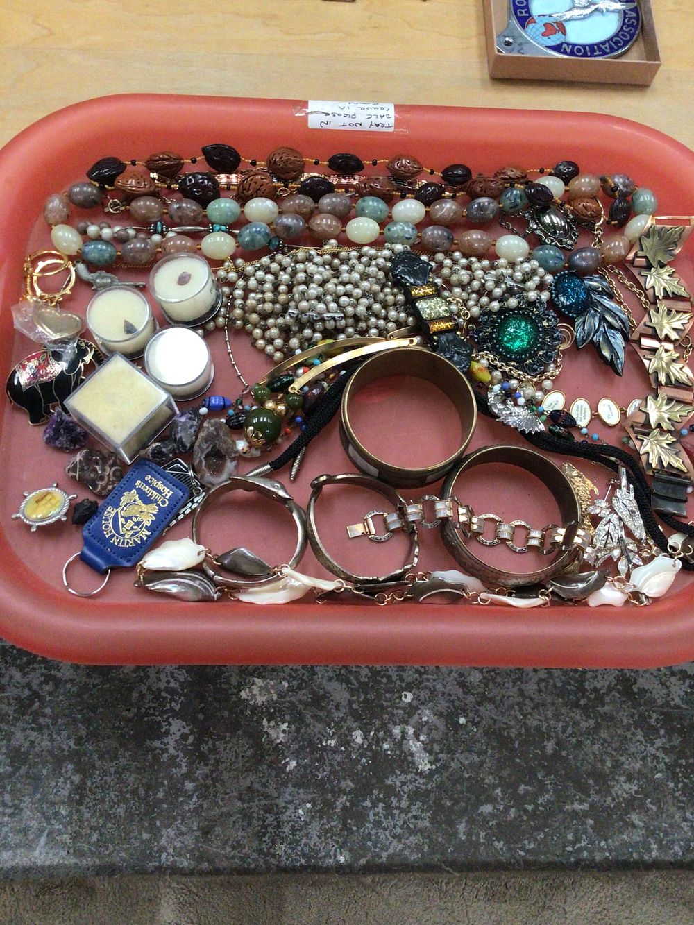 Lot 338: Tray containing costume jewellery wear with agate stones