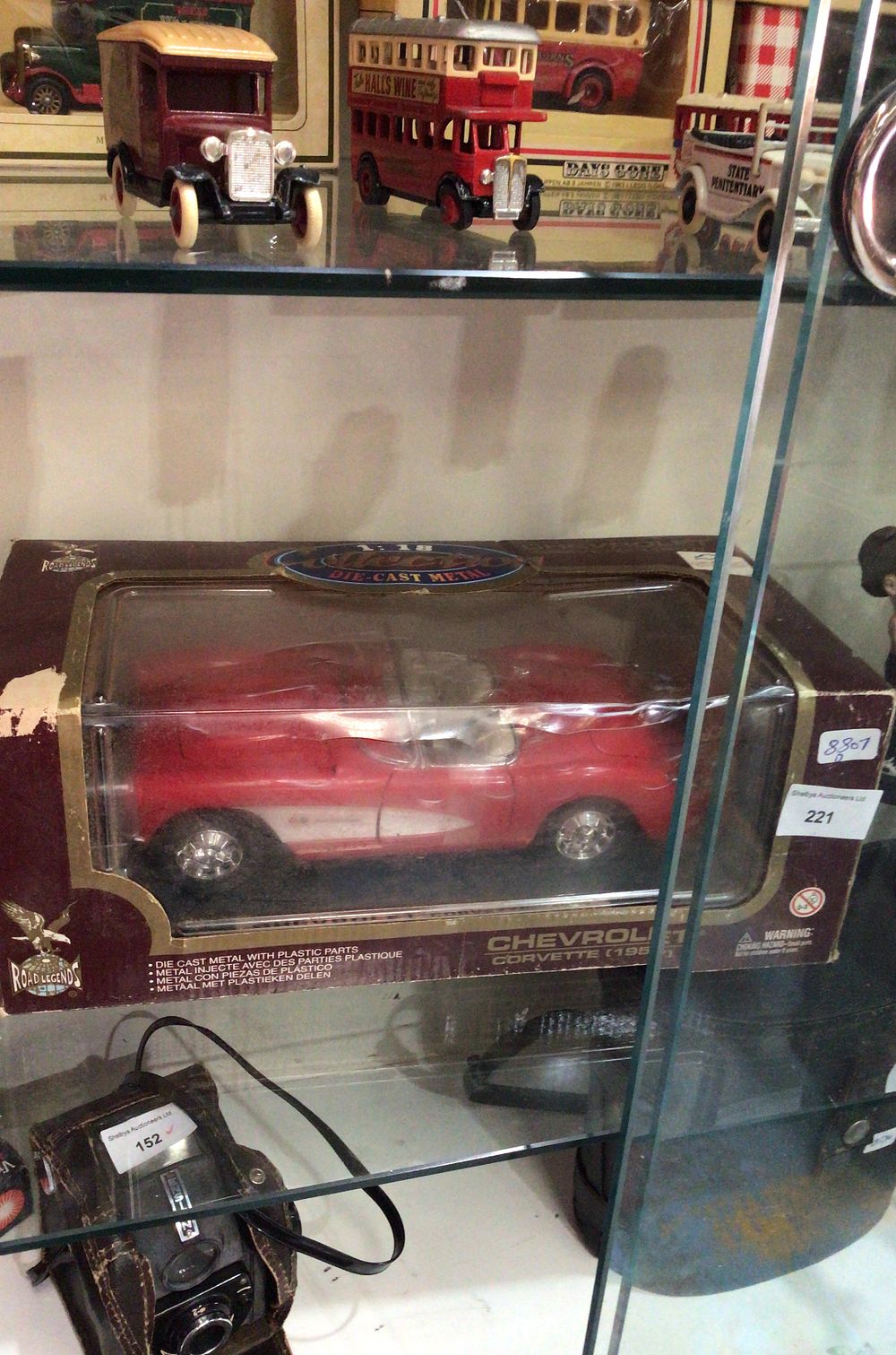 Lot 221: Road Legends 1957 Chevrolet Corvette 1:18 Scale Die-Cast Model Car