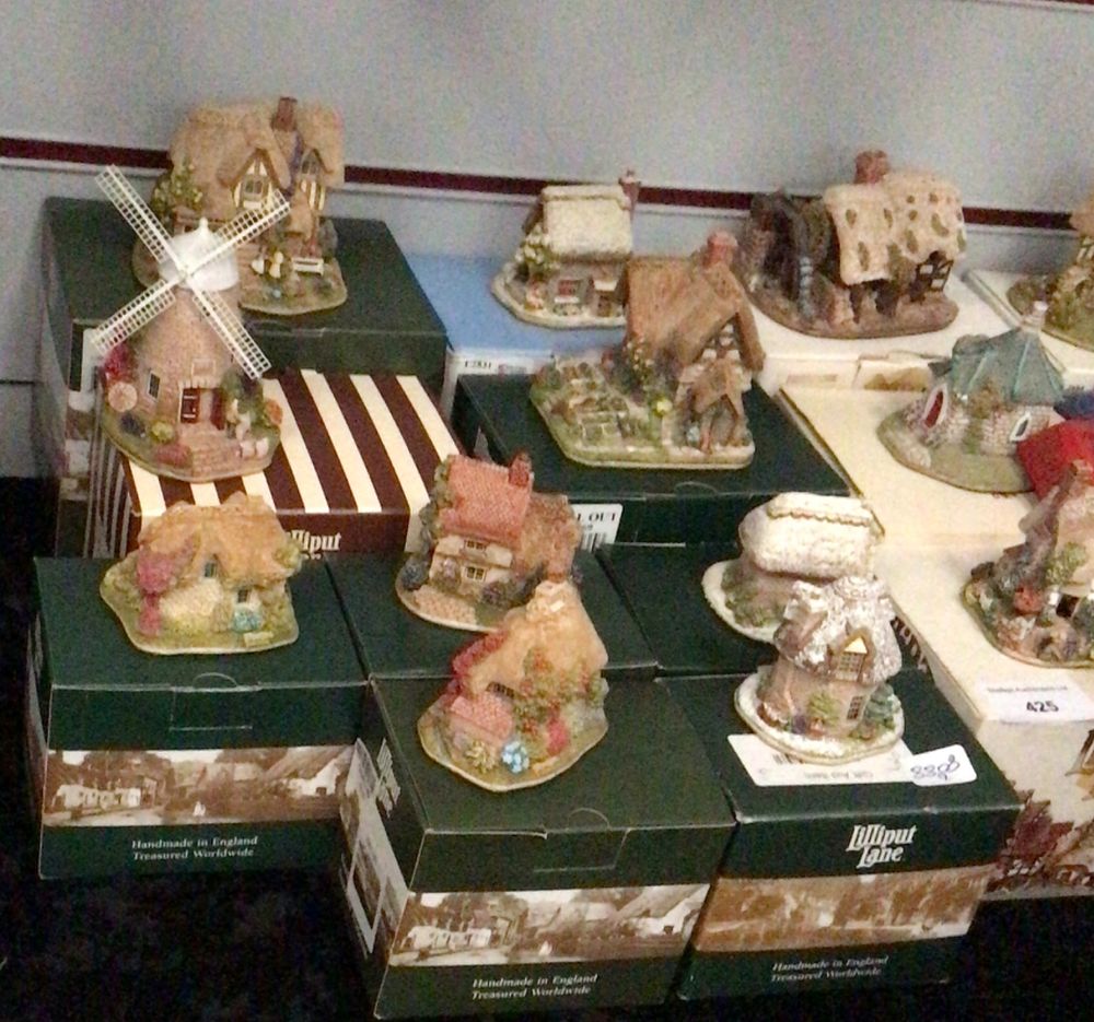 Lot 425: A Group of Lilliput Lane Cottage Figurines