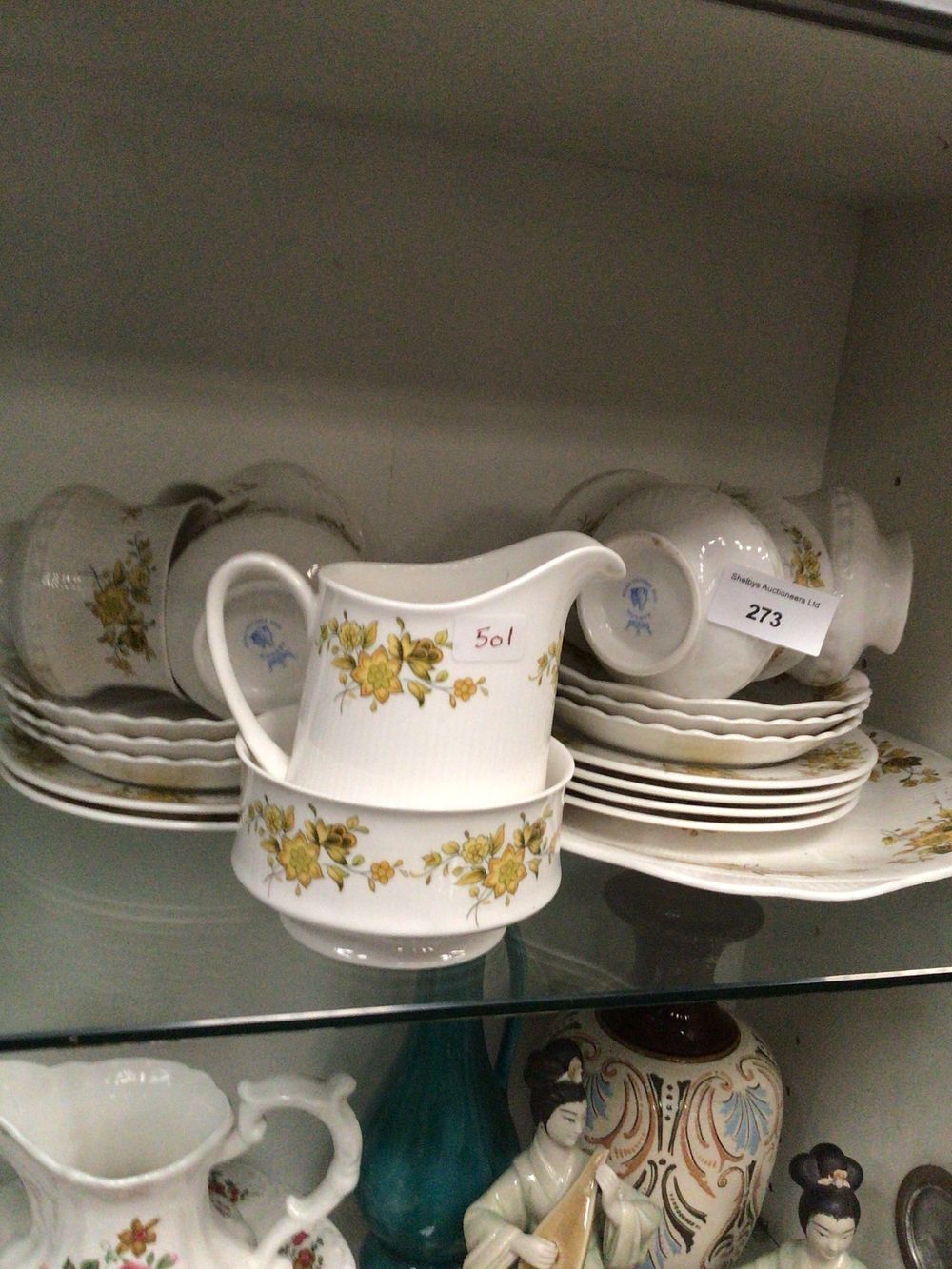 Lot 273: Hanson floral pattern tea set 21 pieces