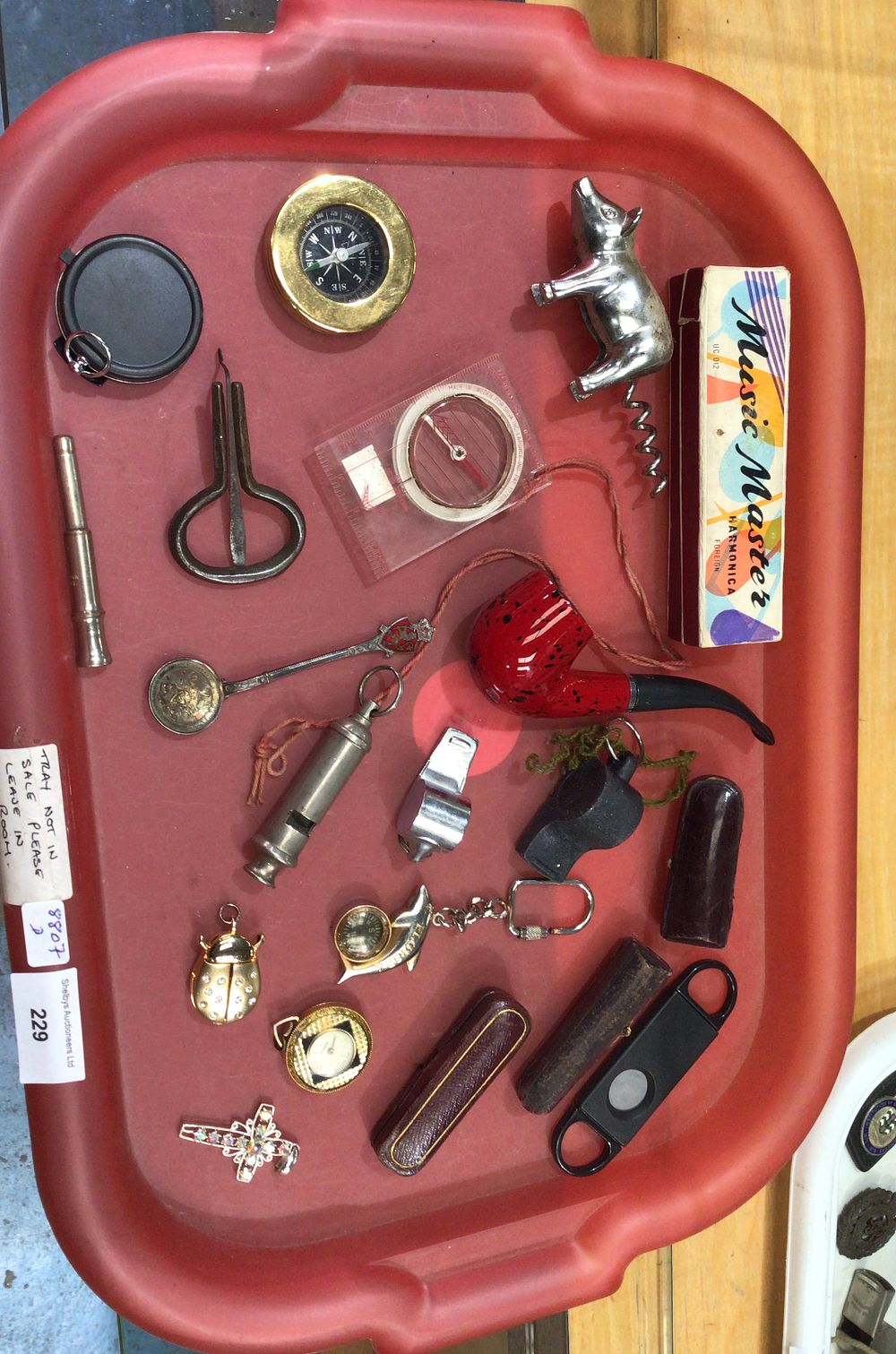 Lot 191: A Mixed Lot of Vintage Collectibles and Jewelry