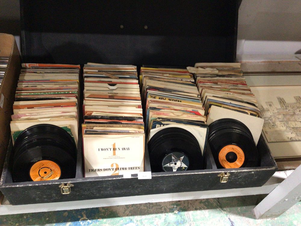 Lot 333: Large amount of various single records in record wooden, carry box