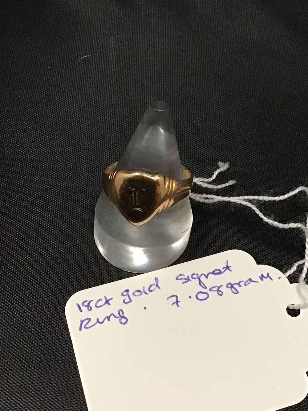 Lot 232: An 18ct Gold Engraved Signet Ring