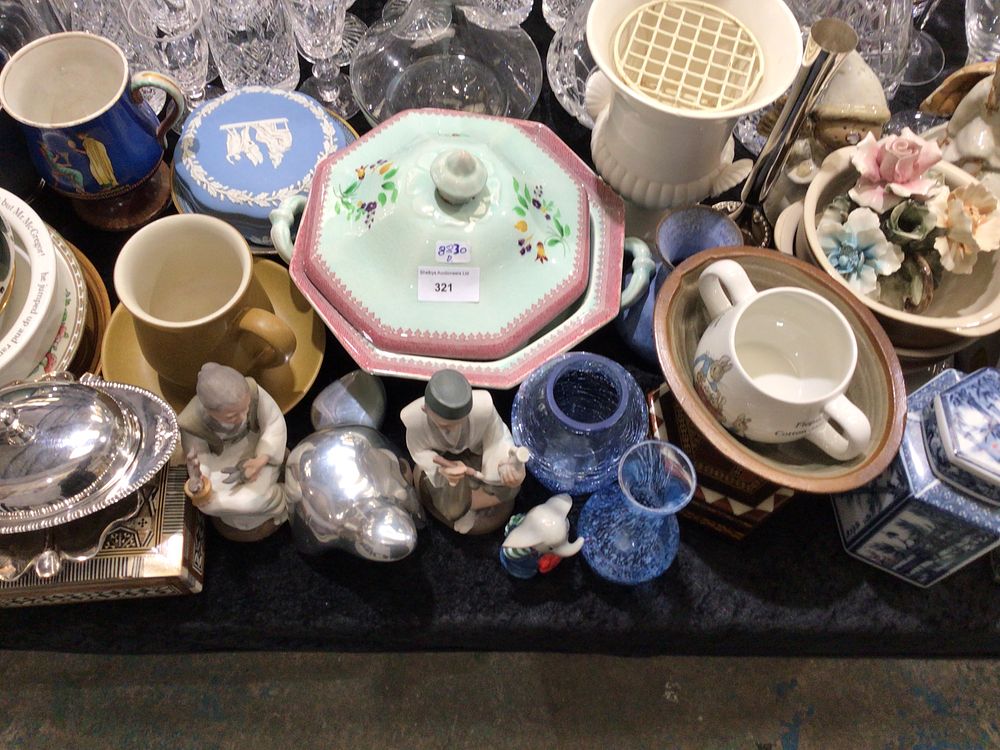Lot 321: A selection of various pottery ware items