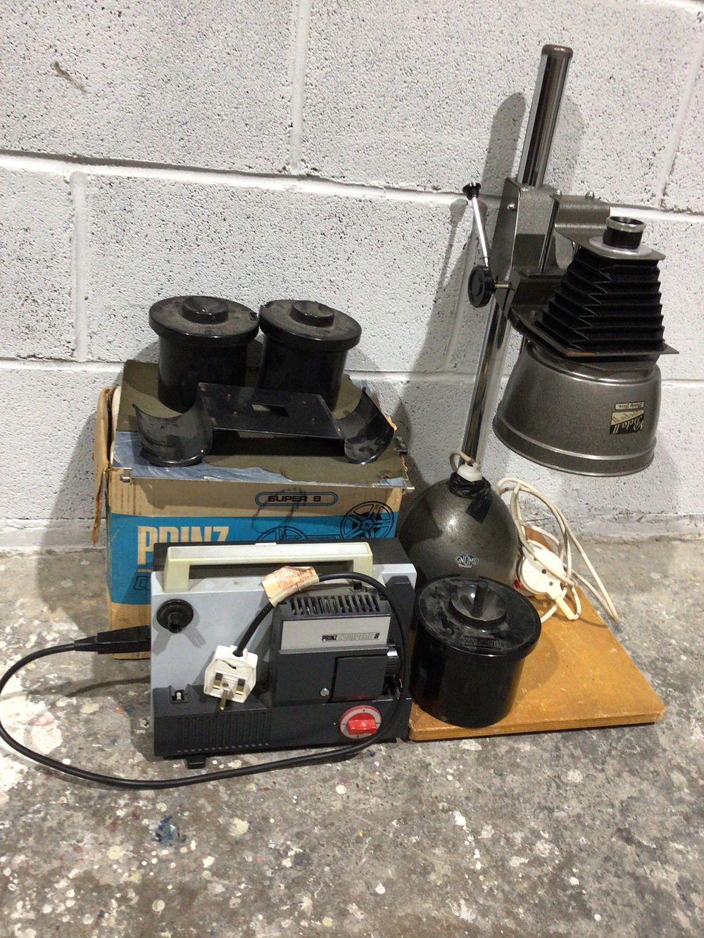 Lot 191: A Gnome Beta II Photographic Enlarger and a Prinz Comperb 8 Super 8 Film Projector with Accessories