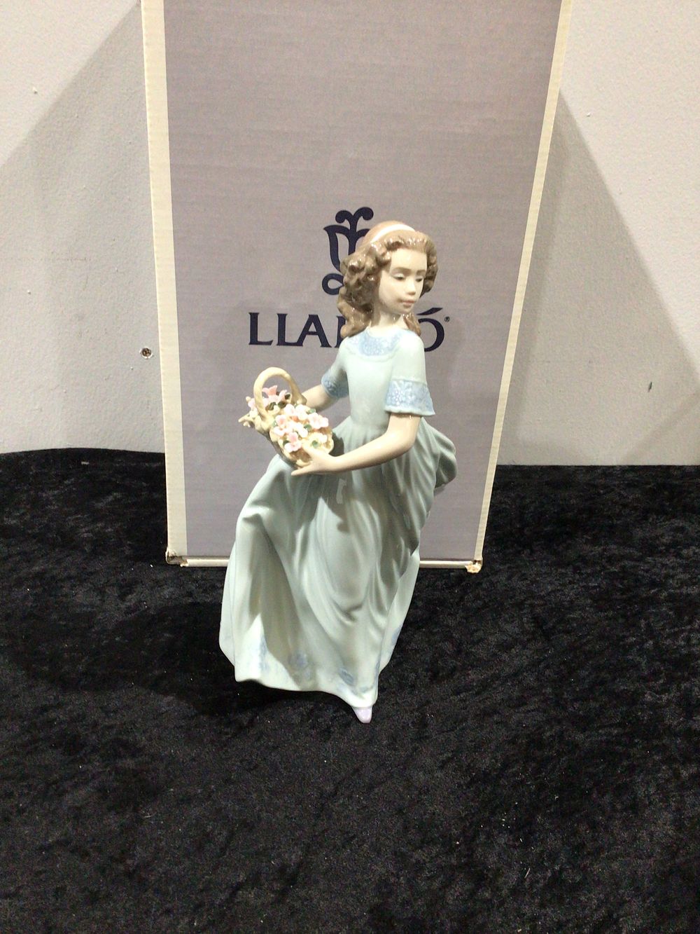 Lot 208: Lladro 'Spring Enchantment' Porcelain Figurine, Model 6130