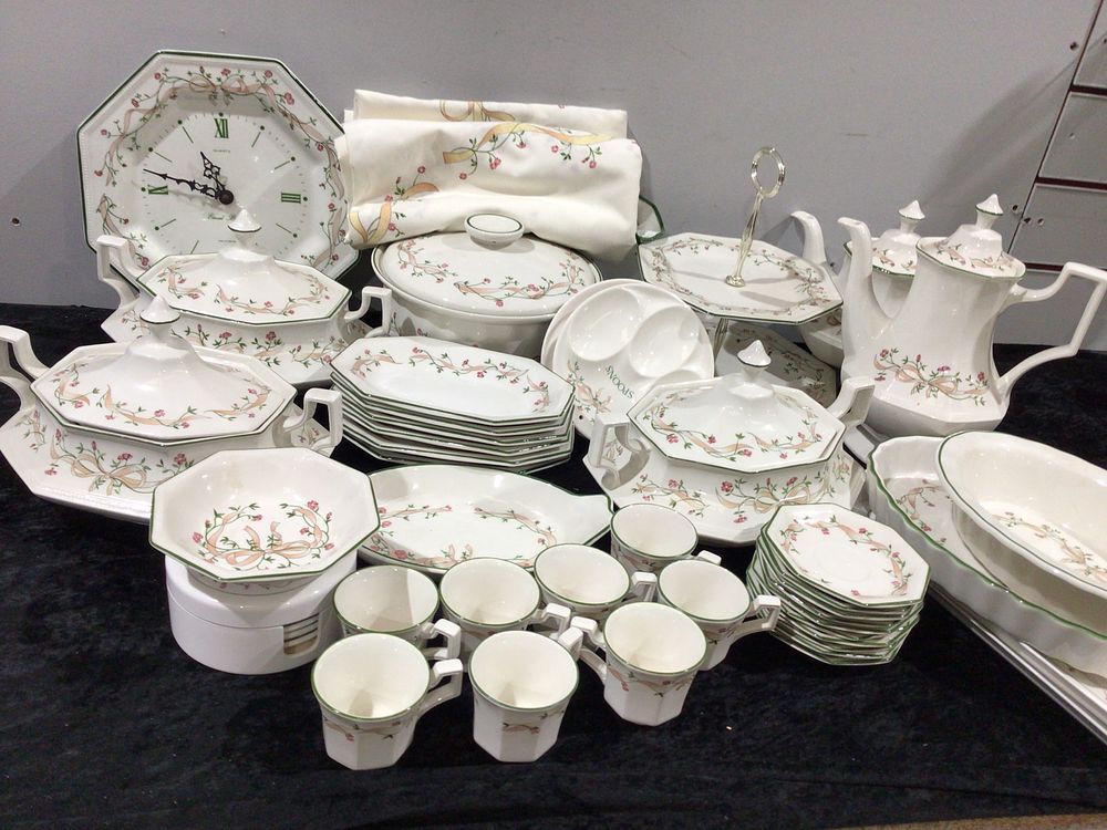 Lot 216: A Large Collection of Johnson Brothers 'Eternal Beau' Dinnerware and Serving Pieces