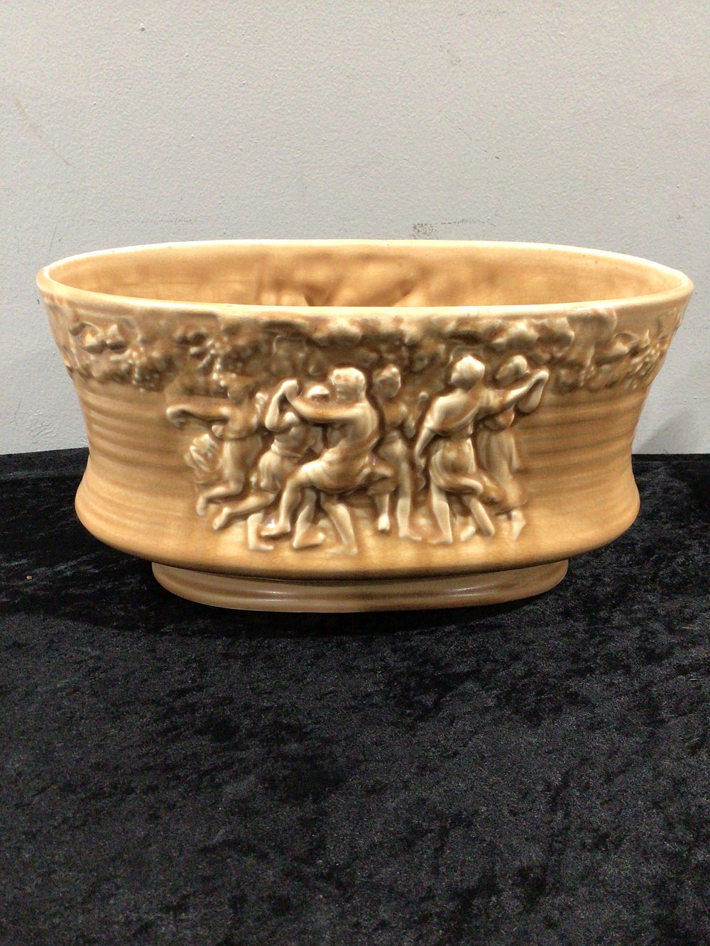 Lot 220: A Sylvac 'Bacchanti' Ceramic Planter, Model 1113