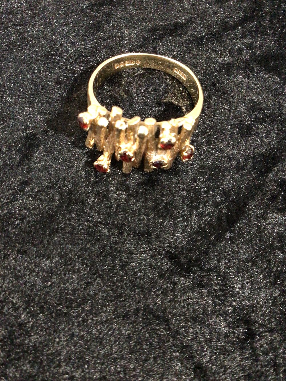 Lot 261: A 9 ct Gold and Garnet Brutalist-Style Ring