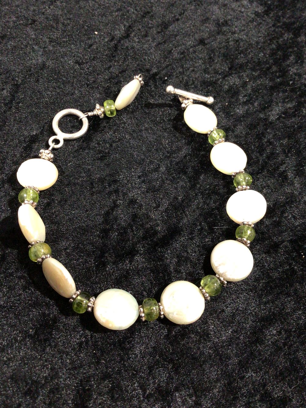 Lot 274: Silver 925 Beaded Bracelet with Mother of Pearl and Green Faceted Beads