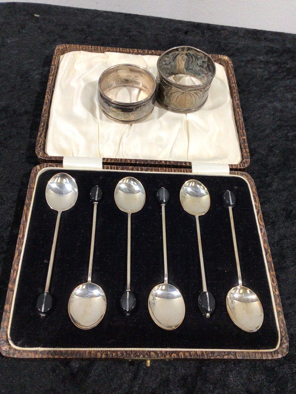 Lot 280: A Cased Set of Six Art Deco Sterling Silver Coffee Spoons by Arthur Price, Birmingham 1936, with Two Associated Silver Napkin Rings