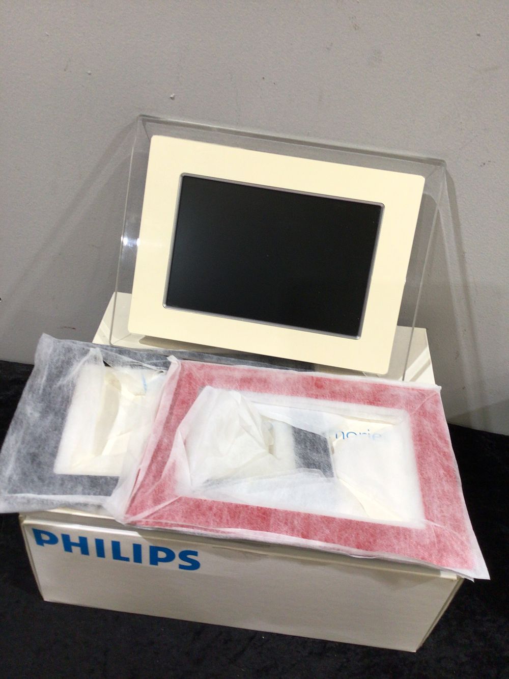 Lot 317: Philips Digital Photo Frame Model 7FF1M4, with Three Interchangeable Bezels