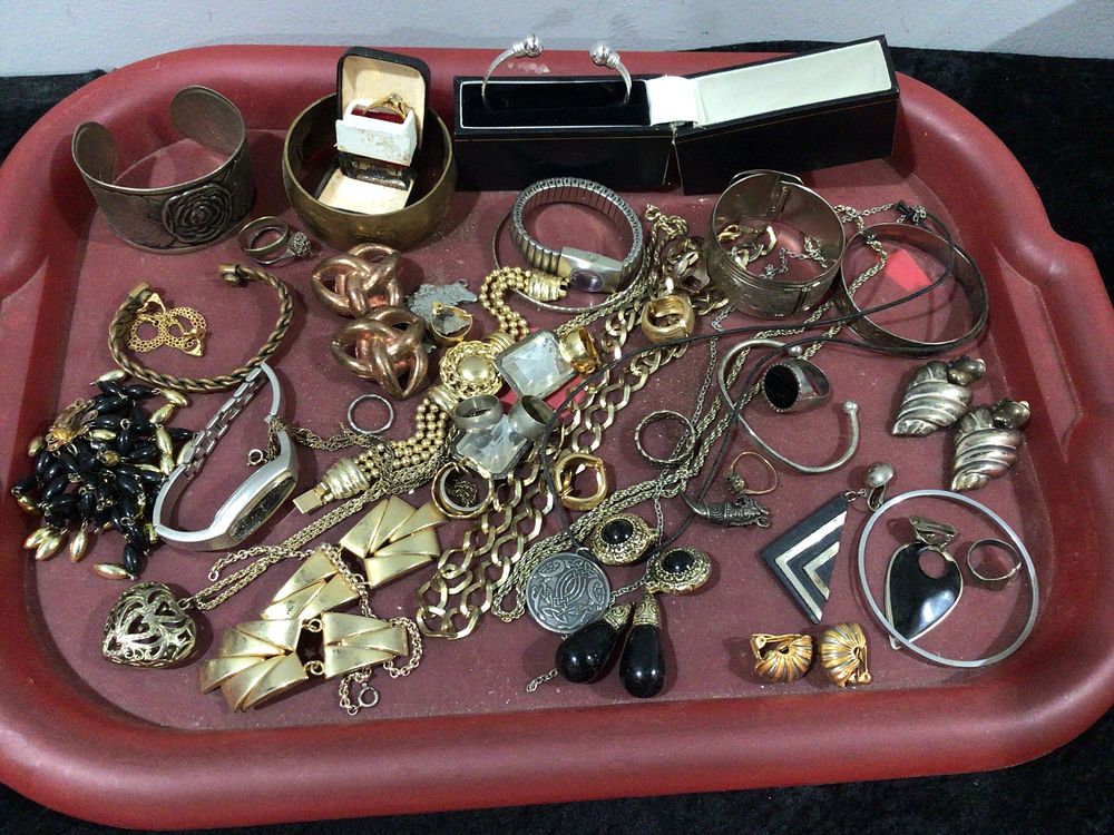 Lot 326: A Large Collection of Assorted Costume Jewelry