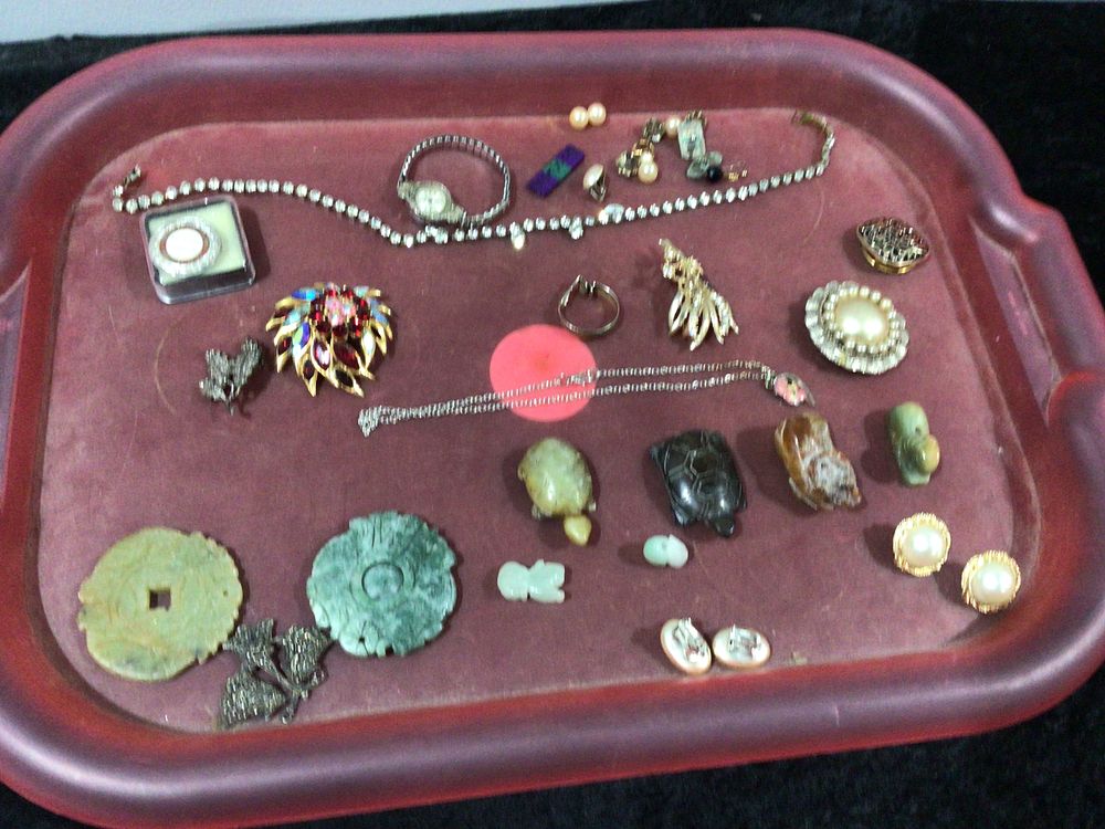 Lot 336: A Collection of Costume Jewelry and Carved Hardstone Objects
