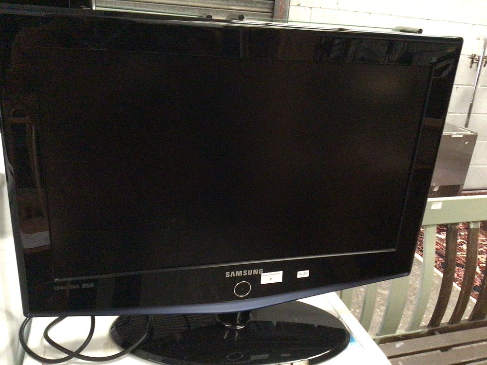 SAMSUNG LE26R73BD LCD Television. A SAMSUNG LE26R73BD LCD Television, likely from the mid-2000s. 