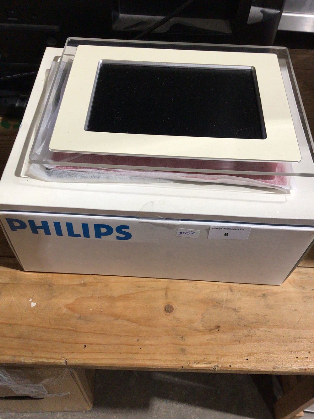 Philips 9 Inch Digital Photo Frame, Model 9FF2. A Philips 9 Inch Digital Photo Frame, Model 