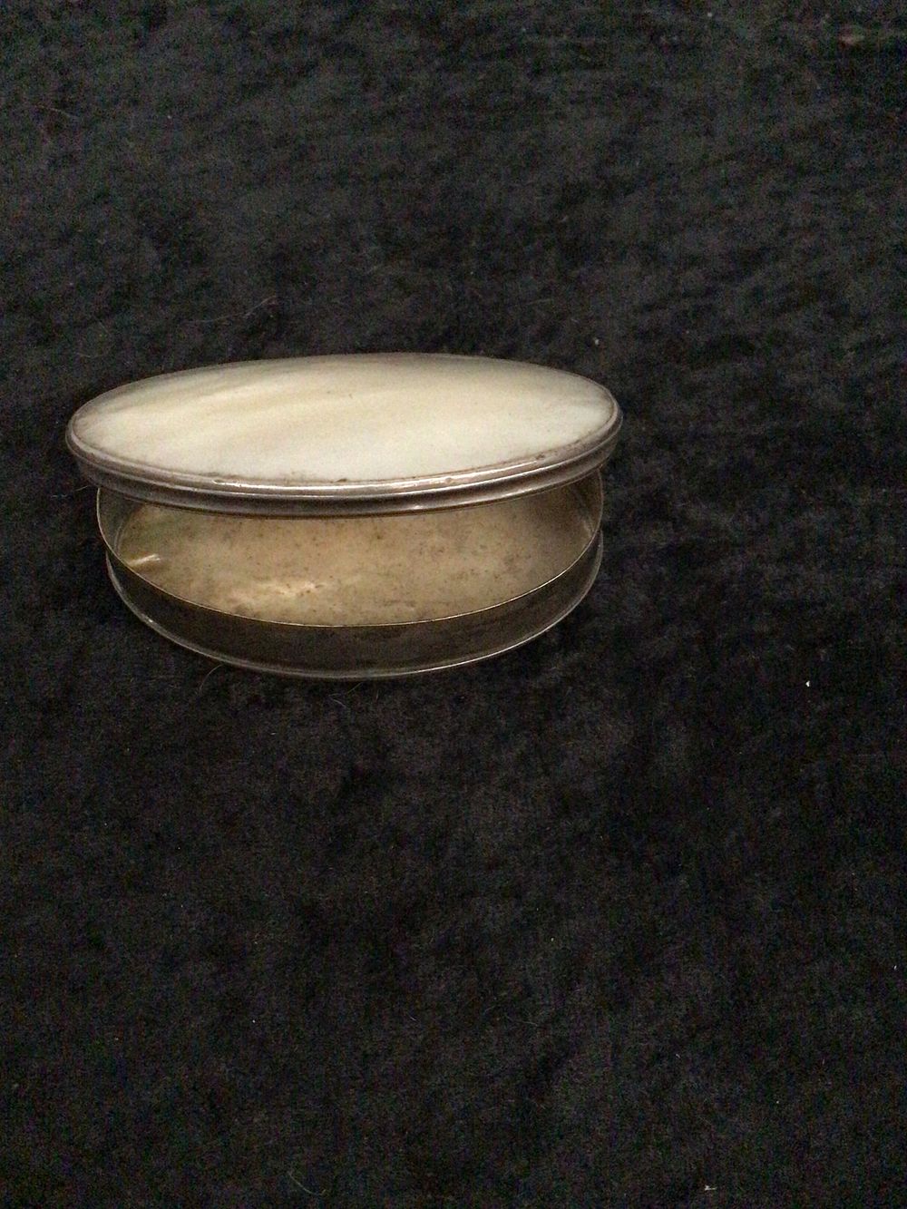 Lot 186: An 18th Century Silver and Mother-of-Pearl Patch Box