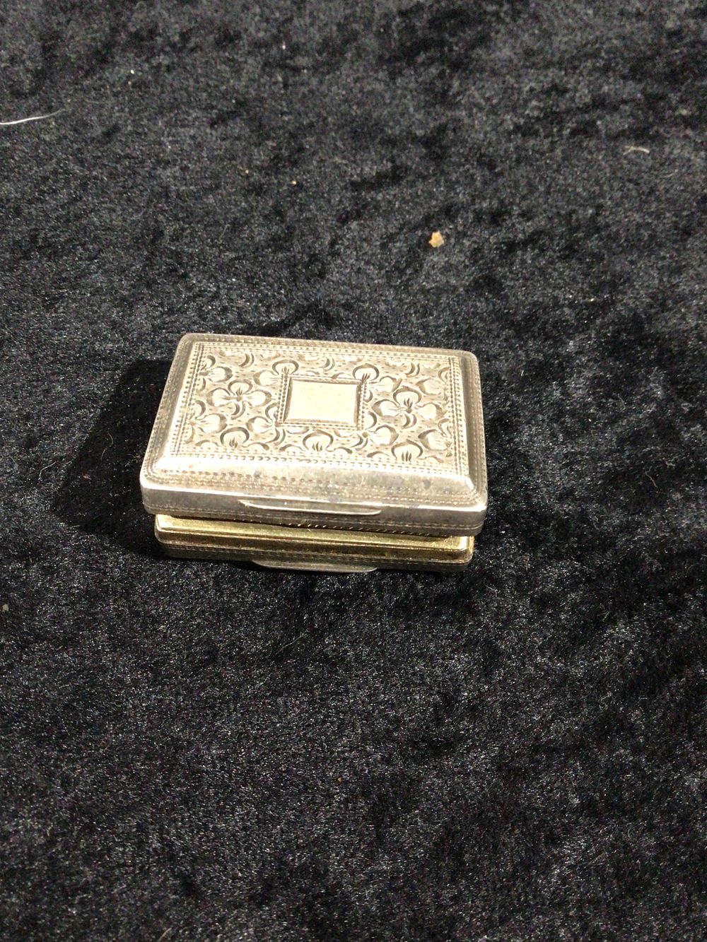 Lot 227: A Georgian Sterling Silver Vinaigrette Box, Birmingham, with Gilt Interior