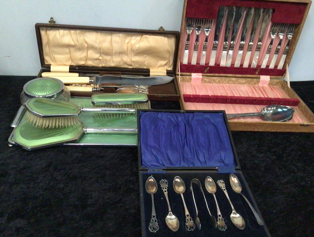 Lot 253: A Set of Oneida Tudor Plate Silver Plate Flatware, an Art Deco Dressing Table Set, and Decorative Spoons