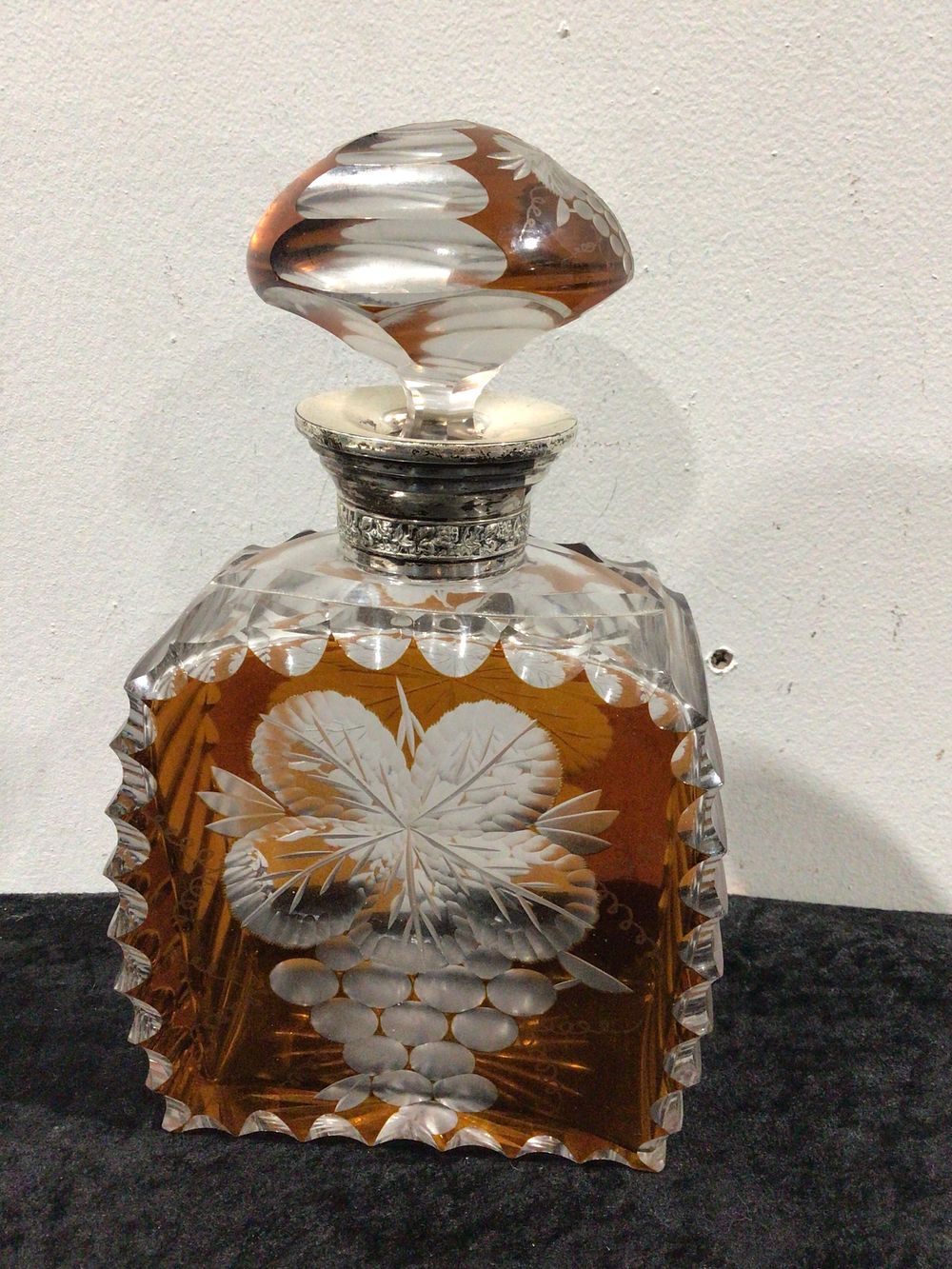 Lot 359: Edwardian Silver Topped Cut Glass Scent Bottle, London 1905