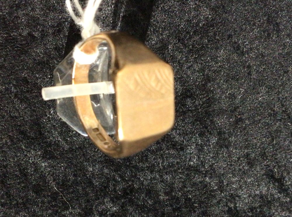 Lot 389: A 9ct Gold Signet Ring