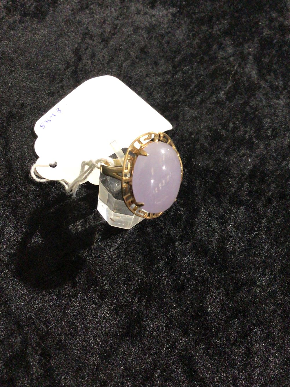 Lot 390: 14ct Gold Lavender Jade Ring