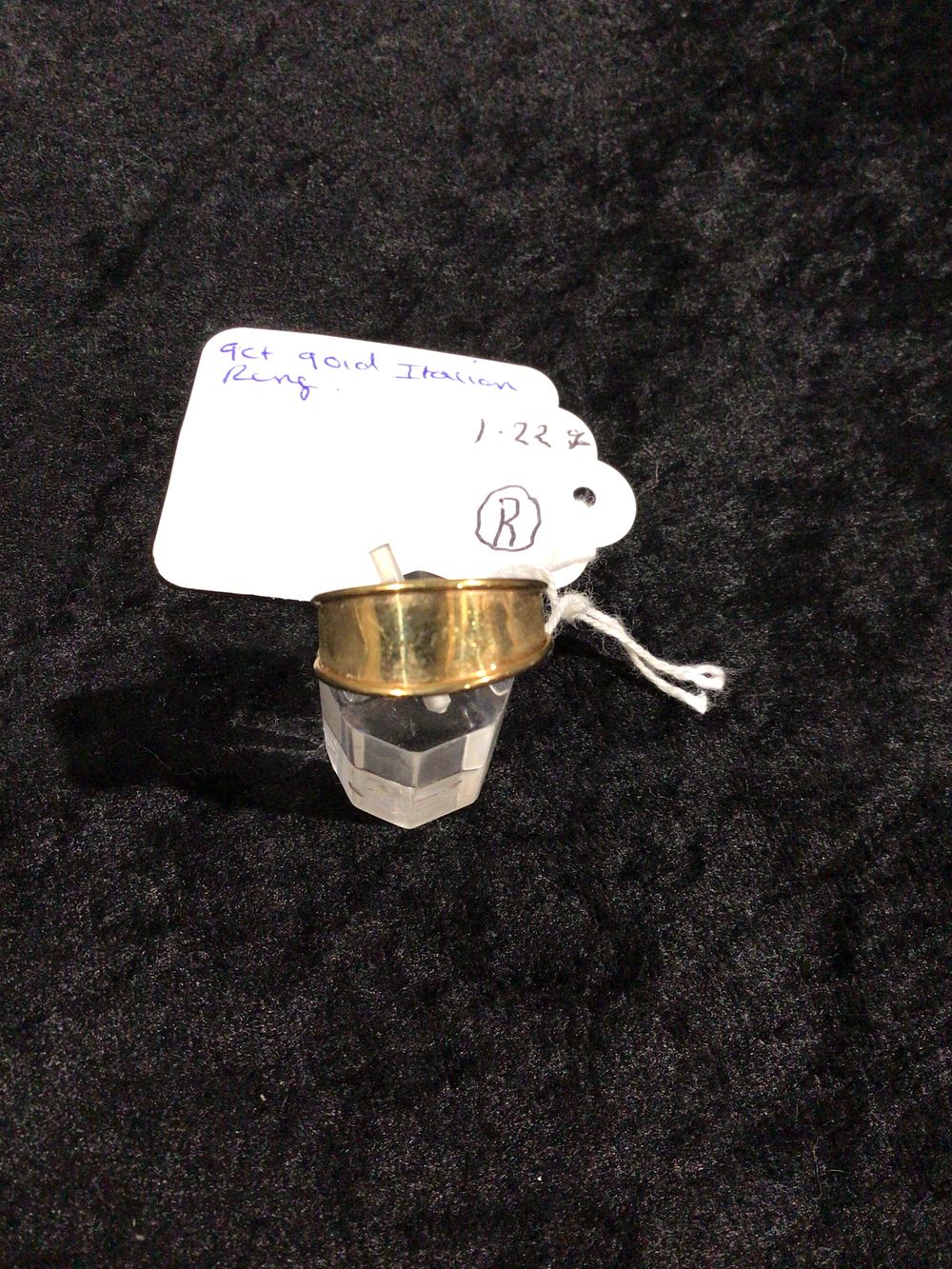Lot 405: A 9ct Gold Italian Ring