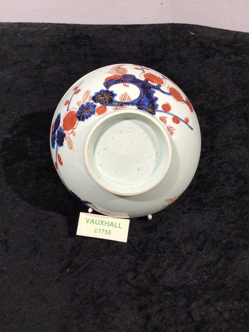 Lot 54: An 18th Century Chinese Imari Porcelain Bowl, Kangxi Period