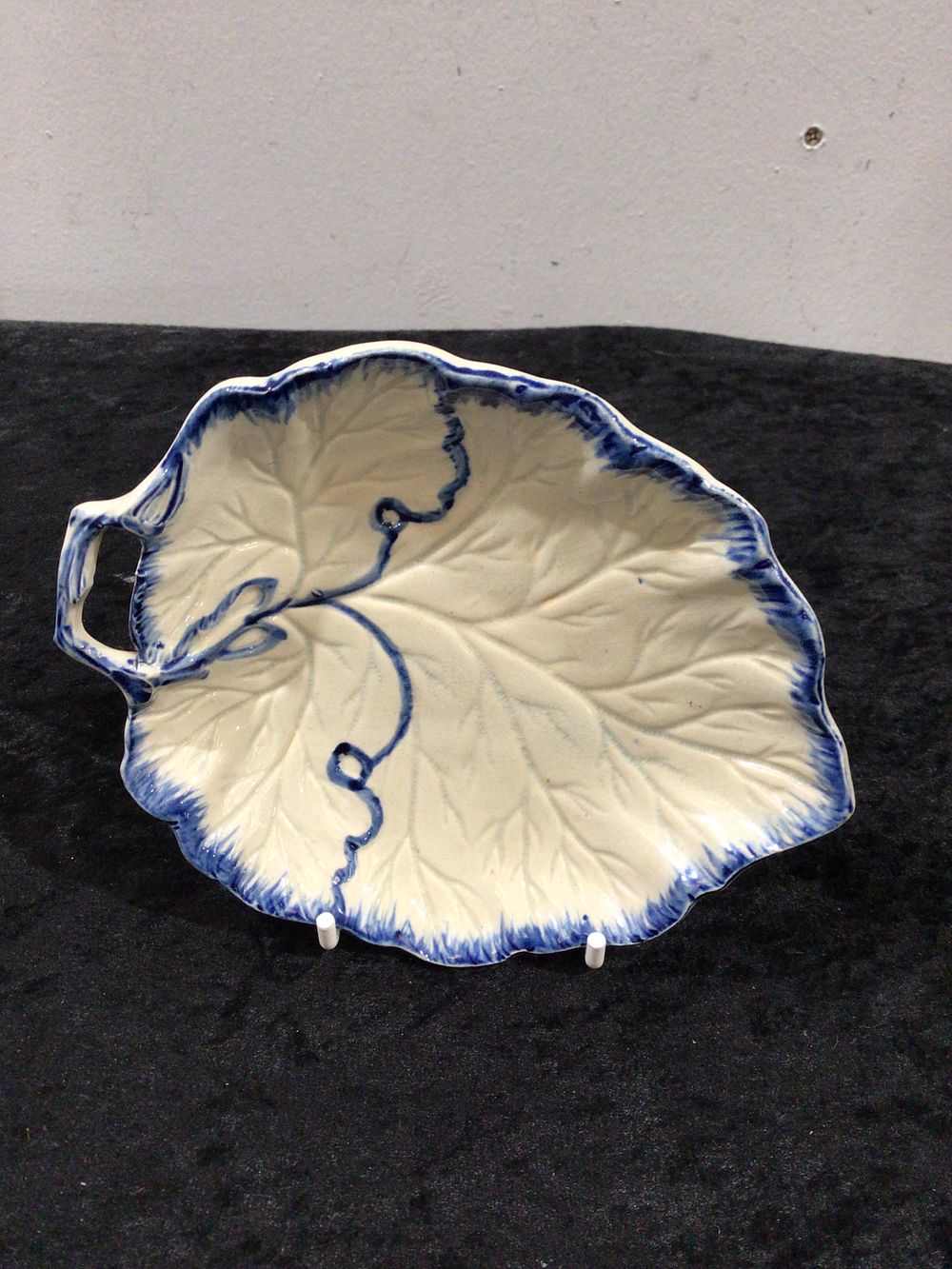 Lot 151: Shell Edge Pearlware Grape Leaf Condiment Dish, Circa 1750-1820