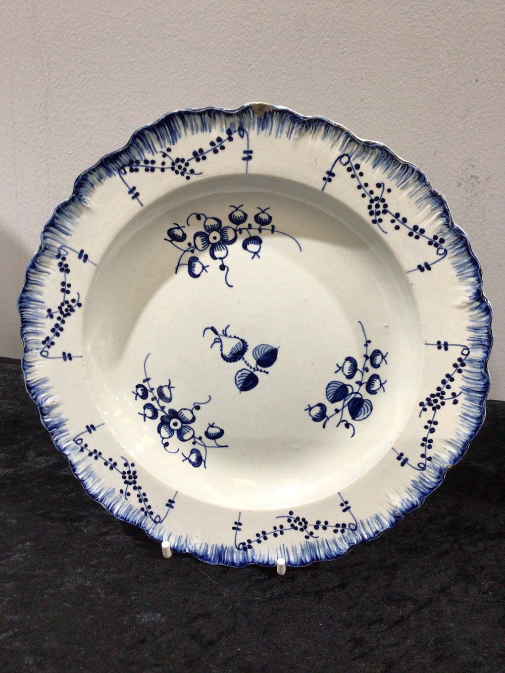 Lot 165: A Late 18th/Early 19th Century English Blue and White Pearlware Scalloped Edge Plate