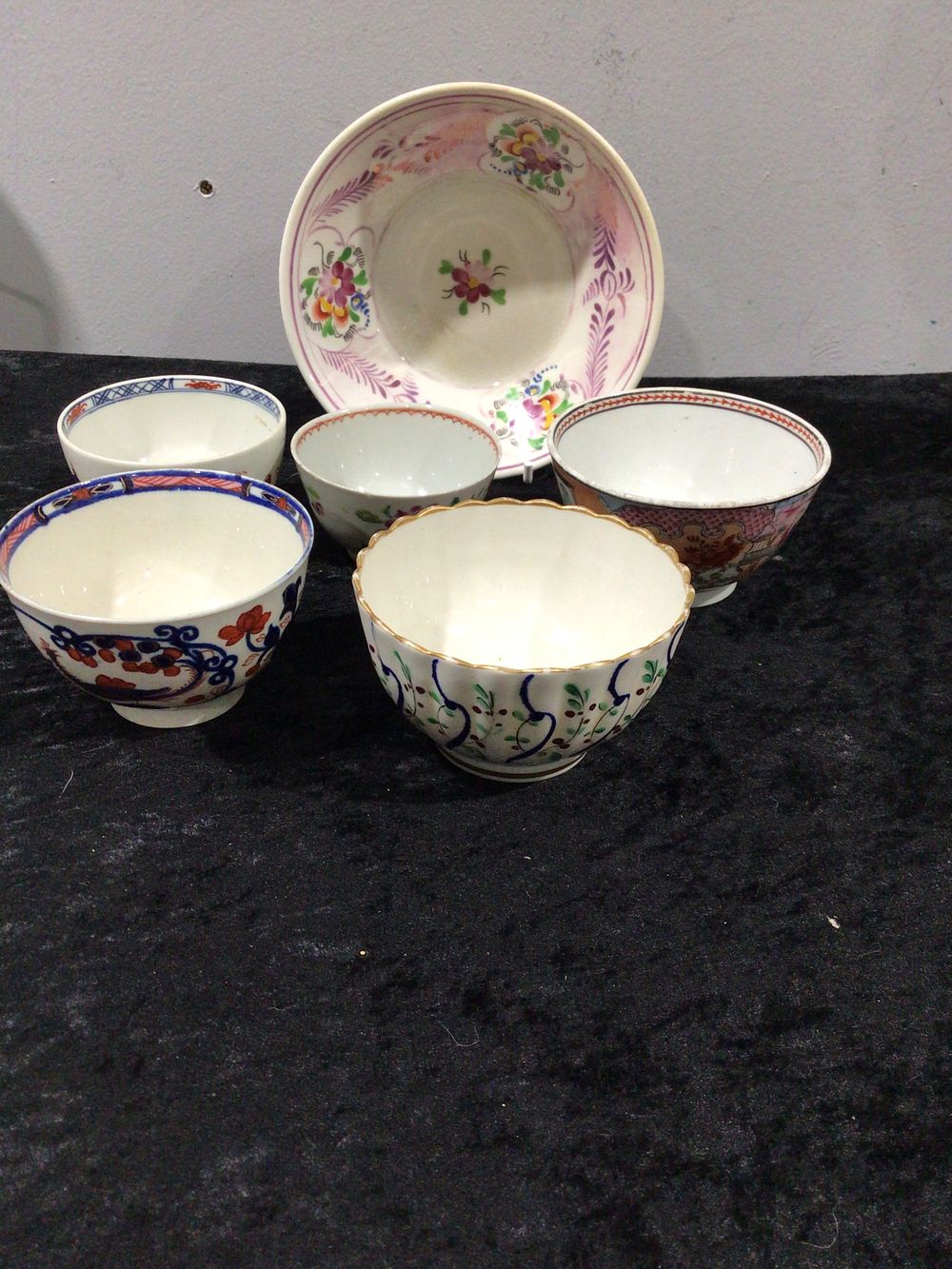 Lot 185: A Collection of Seven East Asian Export Glazed Porcelain Bowls and a Dish