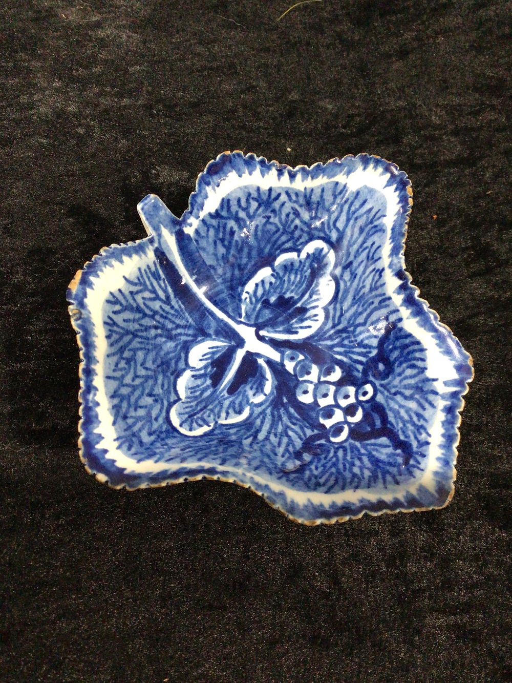 Lot 194: An 18th Century English Bow Porcelain Blue and White Leaf-Form Pickle Dish