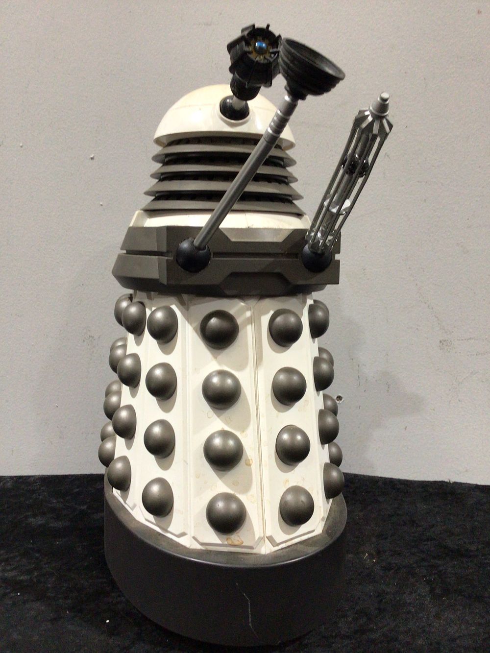 Lot 255: A Doctor Who Dalek remote control toy no controller