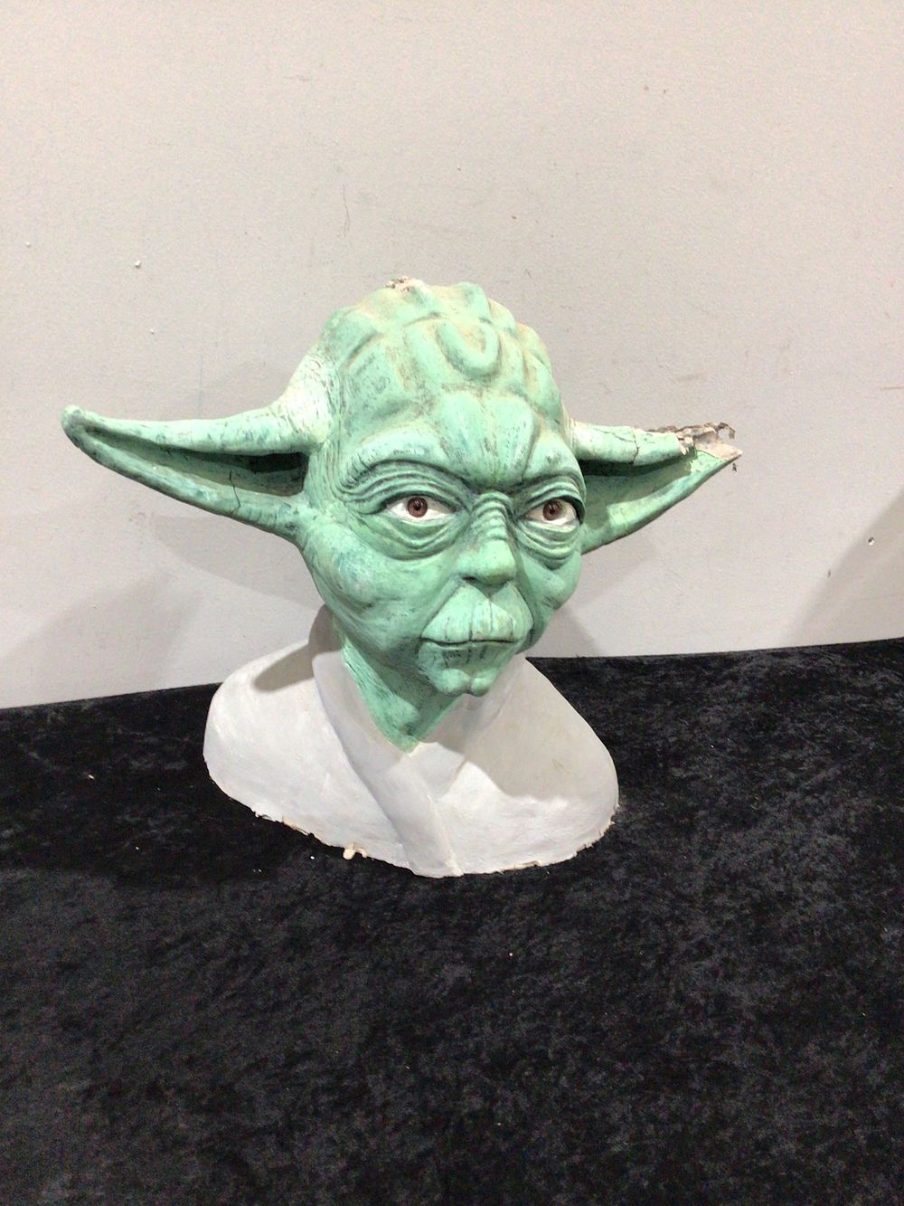 Lot 257: Star Wars Yoda Character Bust Sculpture