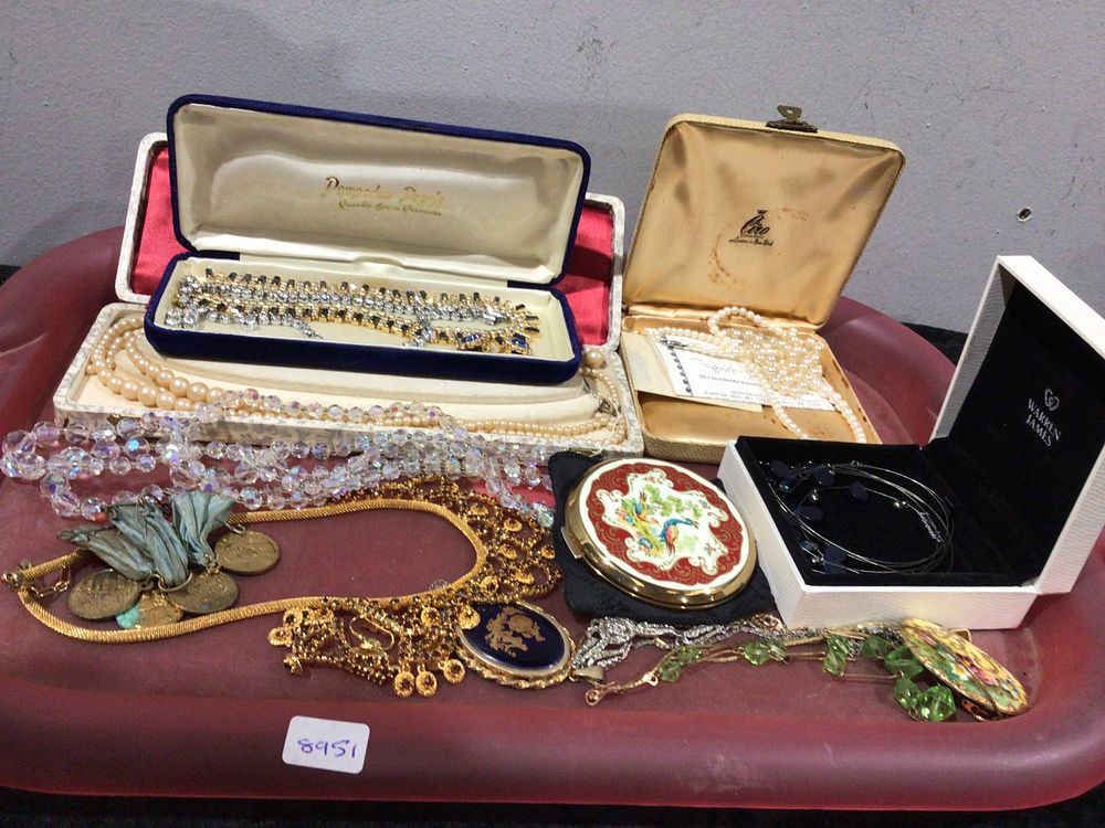 Lot 438: Selection of Costume Jewellery