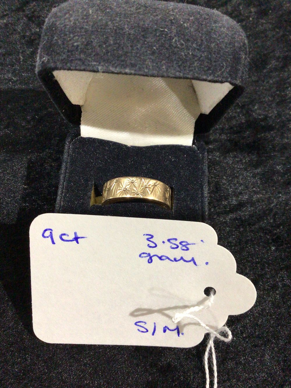 Lot 446: A 9ct Gold Ring with Star-like Engraved Pattern