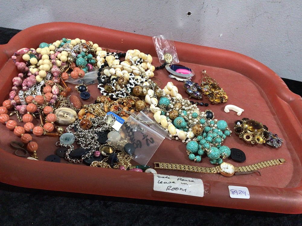 Lot 479: A Collection of Mixed Vintage and Modern Costume Jewelry