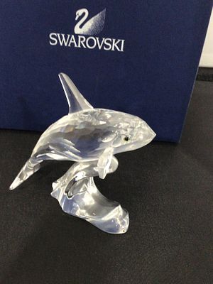 Swarovski Crystal Orca Figurine, Model 622939. A Swarovski Crystal Orca Figurine, model 622939. 